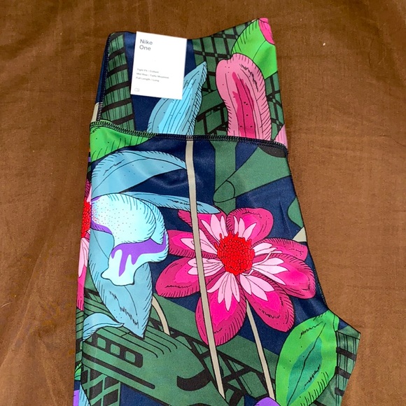 Nike One tight fit mid rise workout leggings (never worn) - Picture 3 of 3